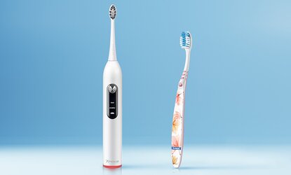 TRISA - Manual toothbrush vs. electric toothbrush | © TRISA - Manual toothbrush vs. electric toothbrush